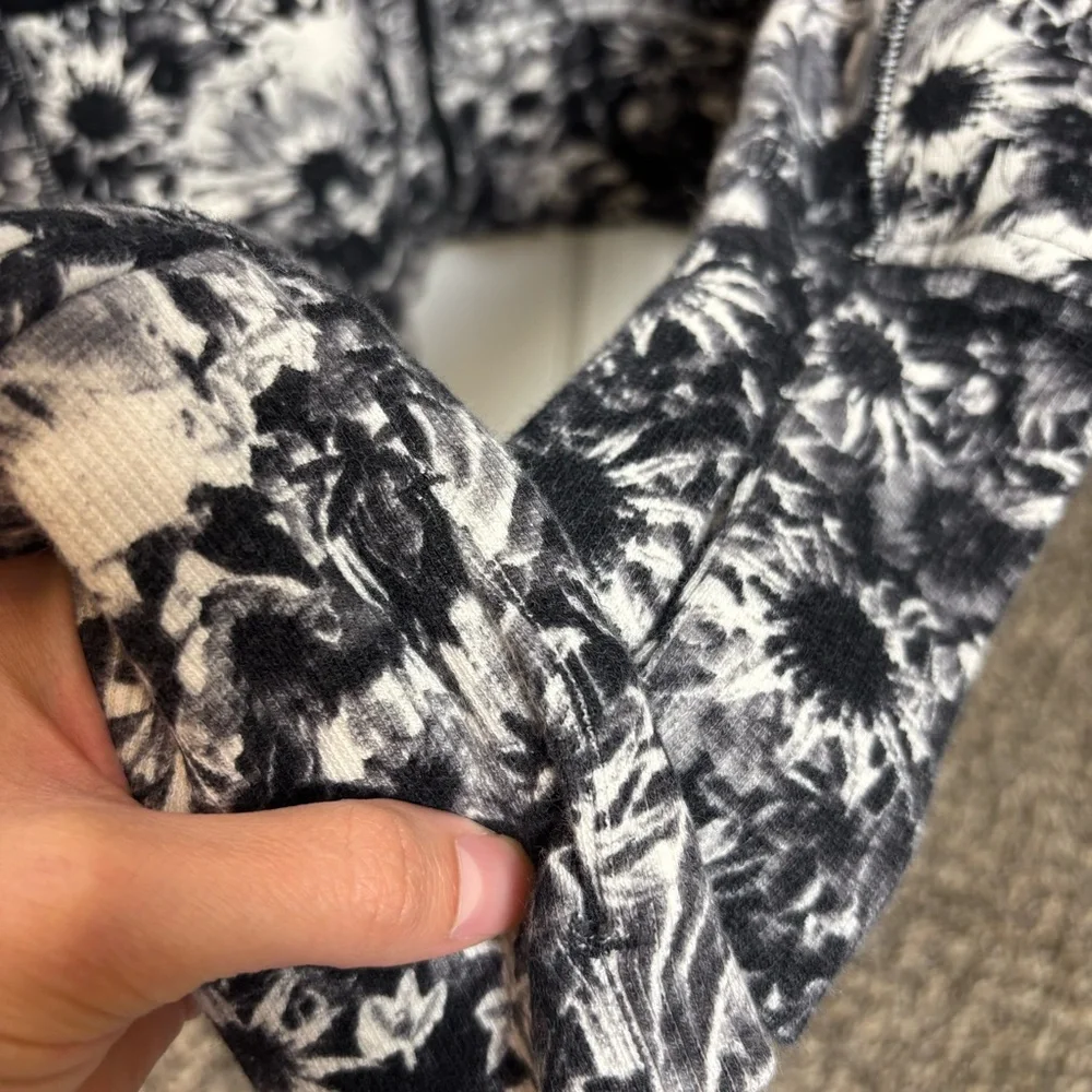 Lululemon Scuba Hoodie size 4 Flowabunga Black Angel Wing - Picture 4 of 8